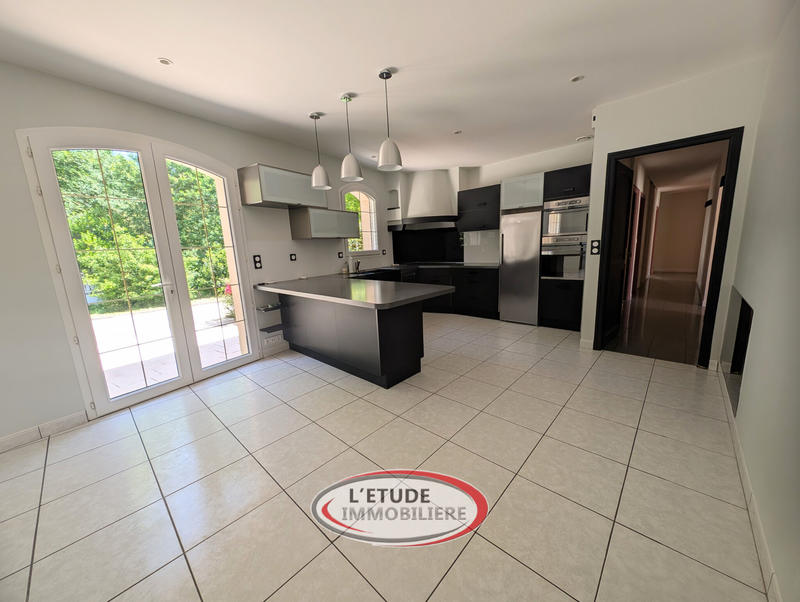 Maison - 230 m² - 6 pièces