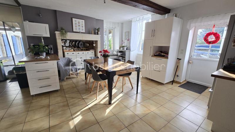 Maison - 240 m² - 8 pièces