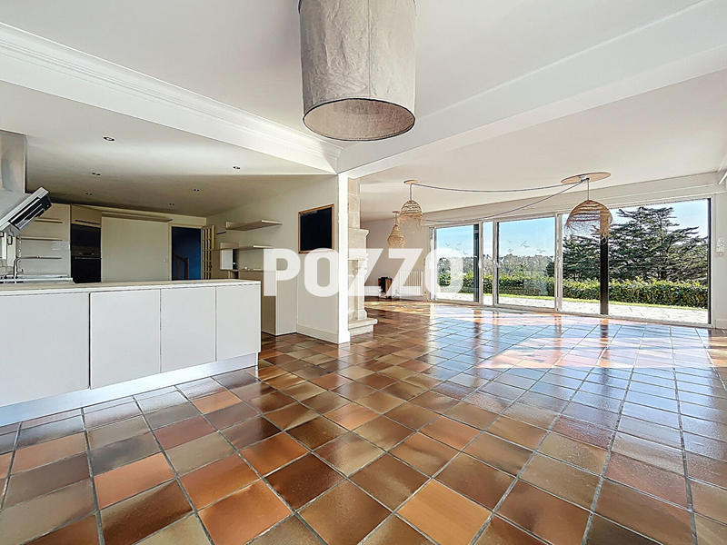 Maison - 280 m² - 9 pièces