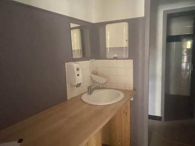 Local commercial - 150 m² - 4 pièces