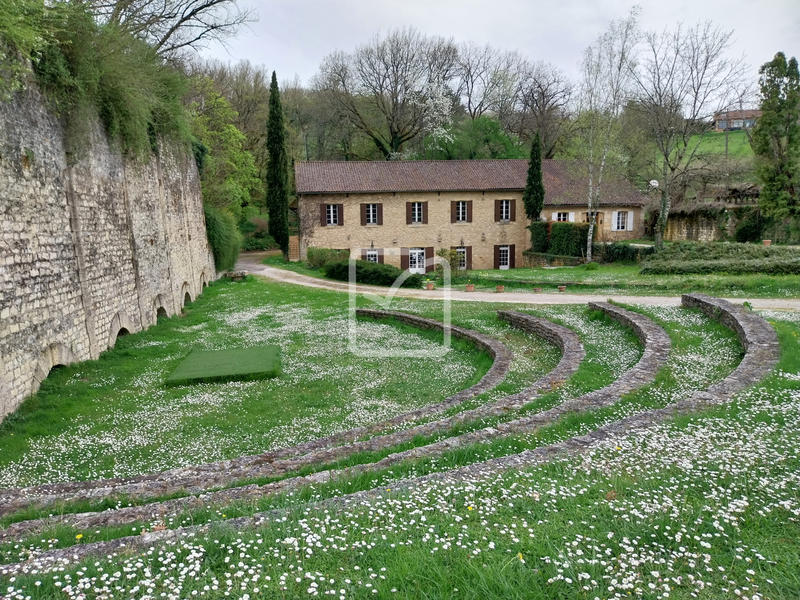 Propriété - 800 m² - 30 pièces