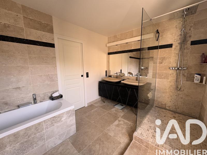 Maison - 214 m² - 8 pièces