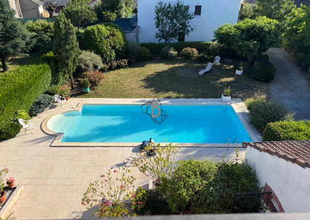 Maison - 250 m² - 8 pièces