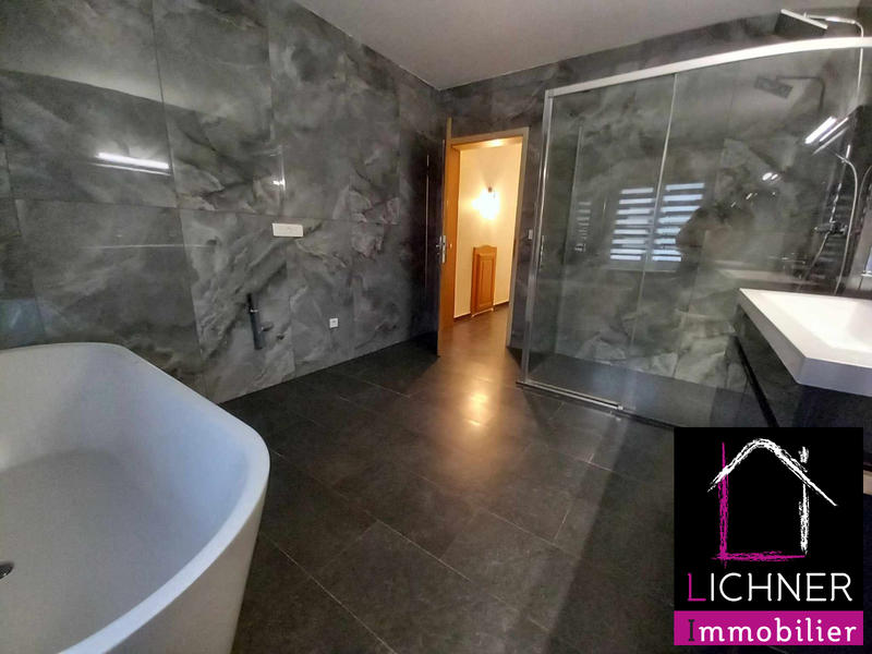 Maison - 220 m² - 8 pièces