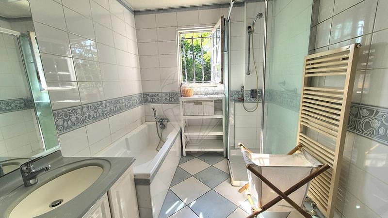 Maison - 180 m² - 7 pièces