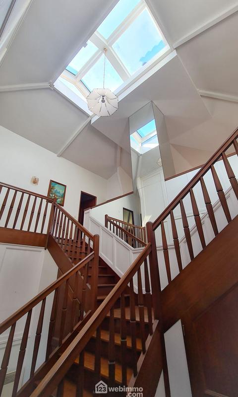 Maison - 370 m² - 12 pièces