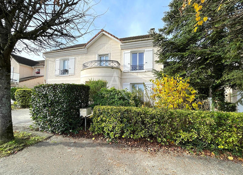 Maison - 215 m² - 8 pièces