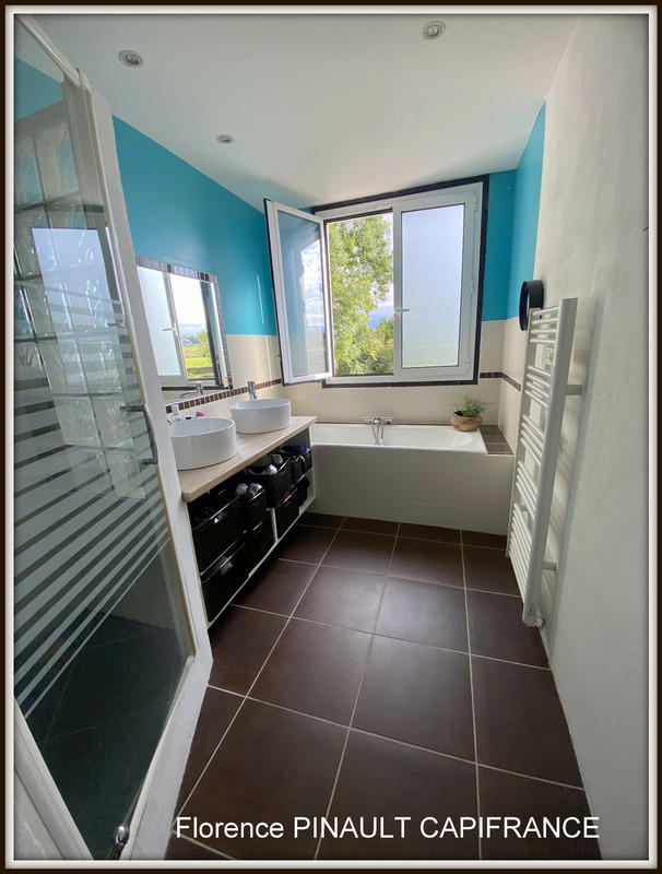 Maison - 219 m² - 8 pièces