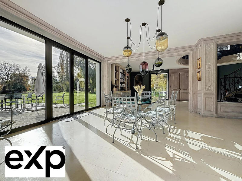 Maison - 1 032 m² - 18 pièces