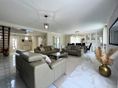 Maison - 220 m² - 8 pièces