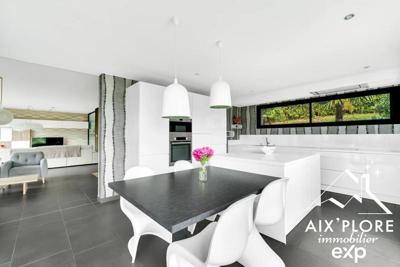 Maison - 270 m² - 10 pièces