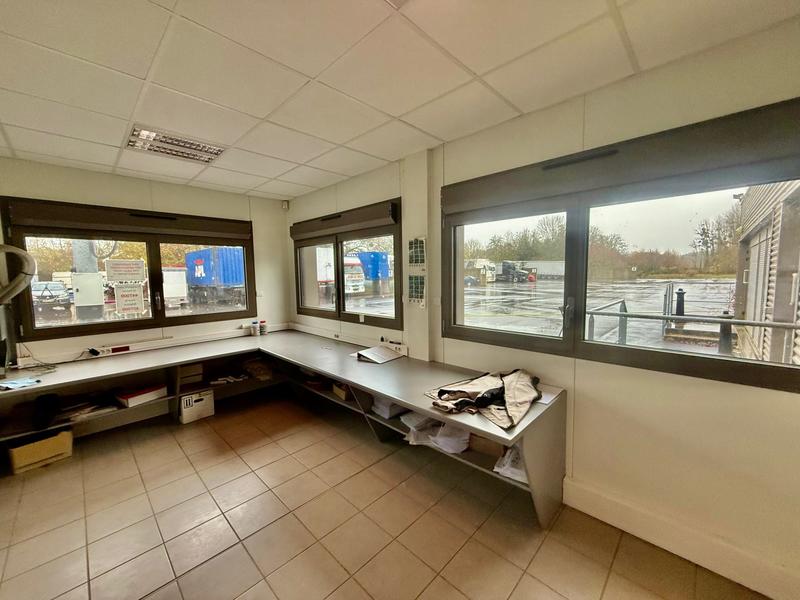 Local d'activités - 940 m²