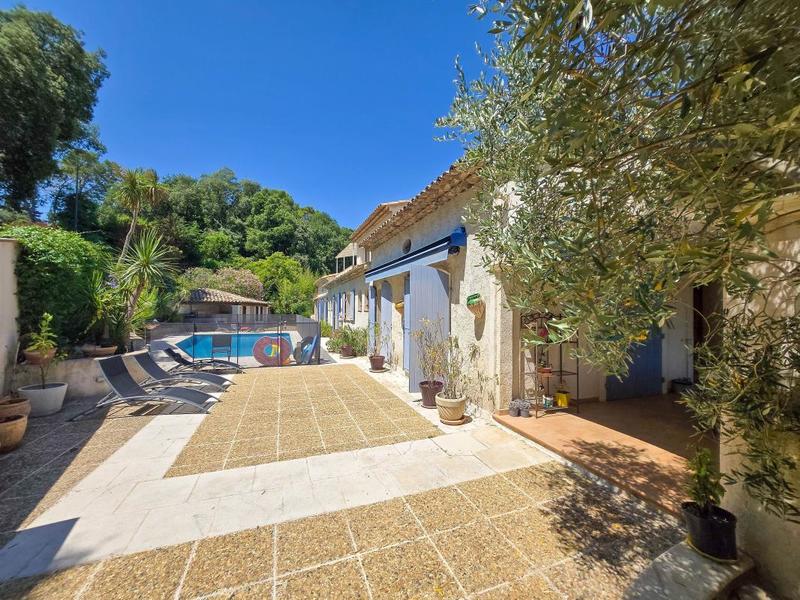 Villa - 280 m² - 9 pièces