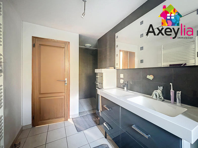 Maison - 234 m² - 9 pièces