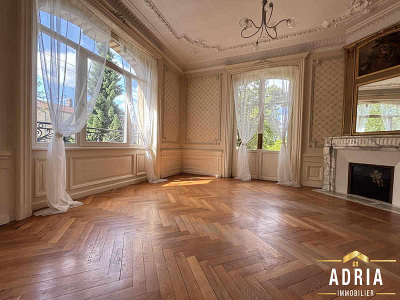 Maison - 323 m² - 10 pièces