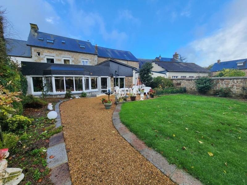 Pavillon - 200 m² - 10 pièces