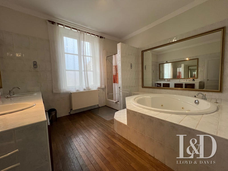 Maison - 235 m² - 8 pièces