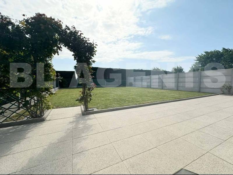 Maison jumelée - 254 m² - 9 pièces