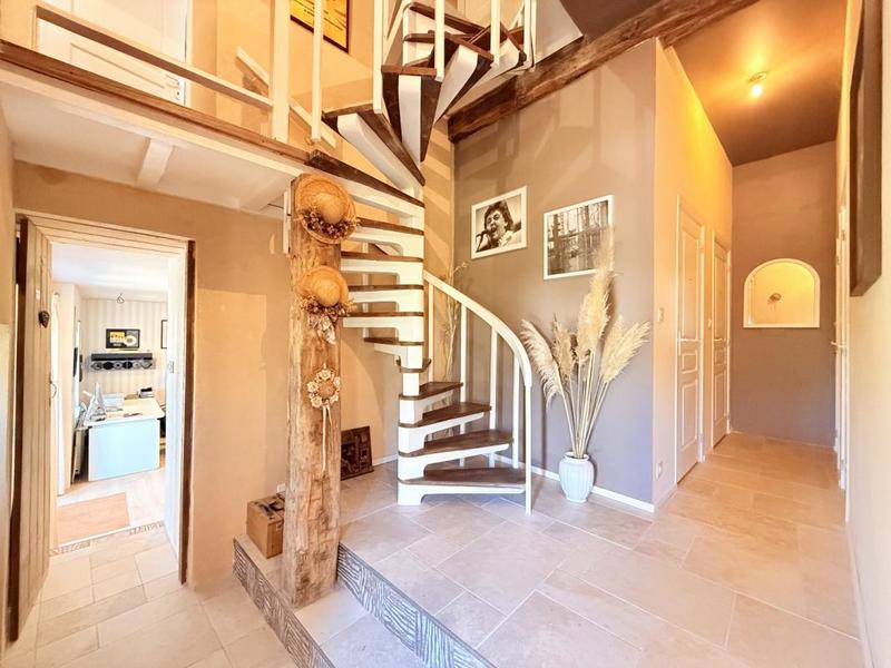 Propriété - 251 m² - 8 pièces