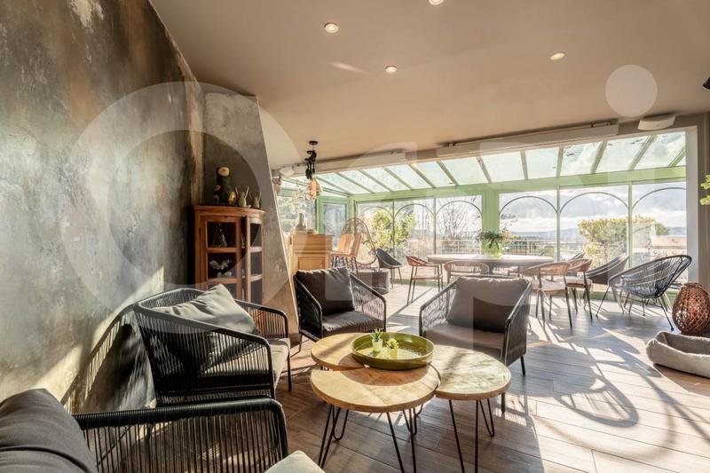 Villa - 366 m² - 6 pièces