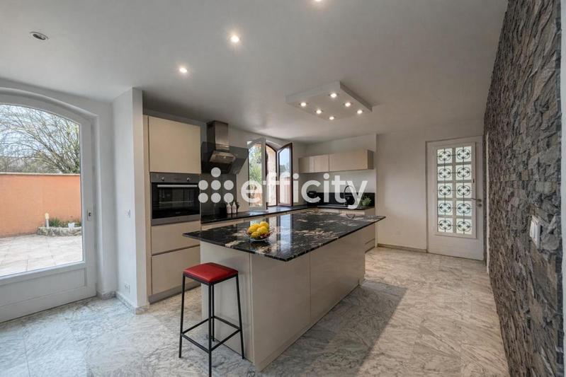 Maison - 250 m² - 7 pièces