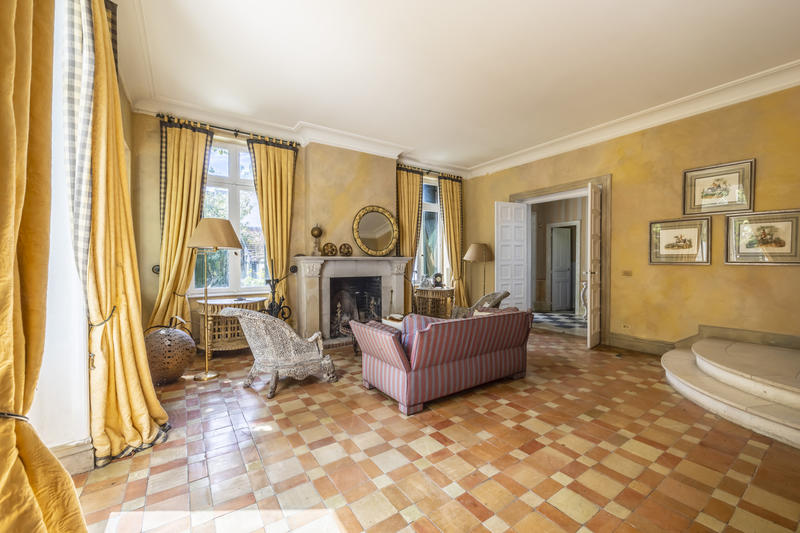 Propriété - 665 m² - 13 pièces