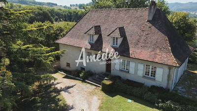 Maison traditionnelle - 210 m² - 7 pièces