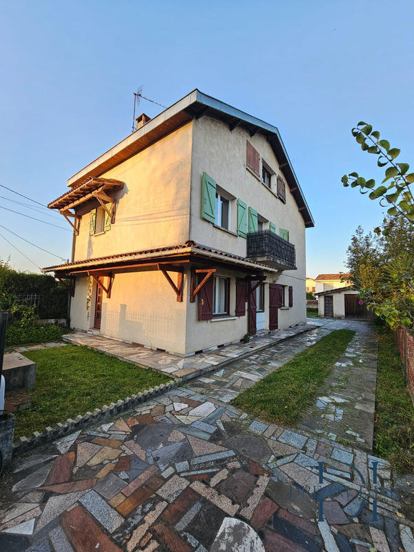 Villa - 168 m² - 10 pièces