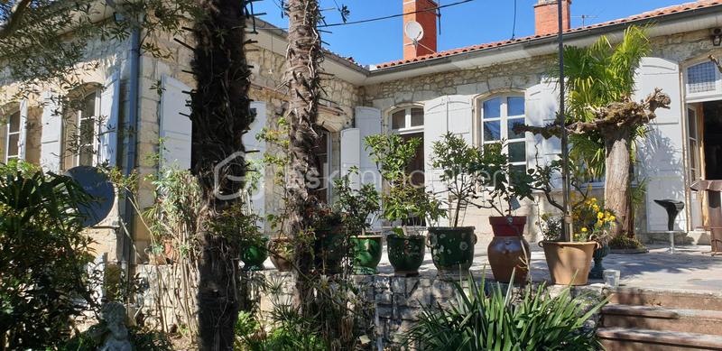 Demeure - 360 m² - 13 pièces