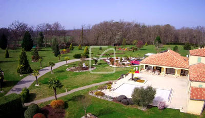 Maison - 435 m² - 14 pièces