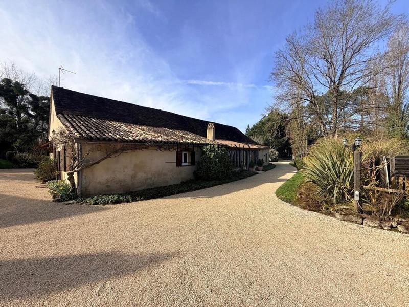 Propriété - 364 m² - 10 pièces