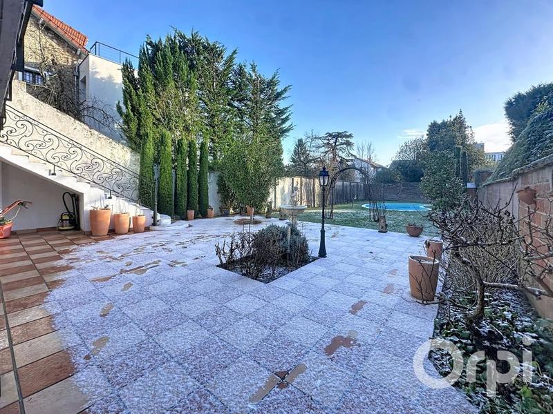 Maison - 217 m² - 7 pièces