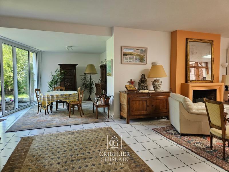 Maison - 248 m² - 9 pièces