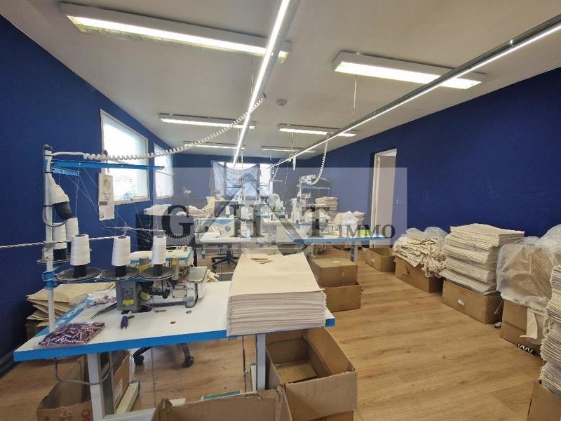 Entrepôt - 1 077 m²