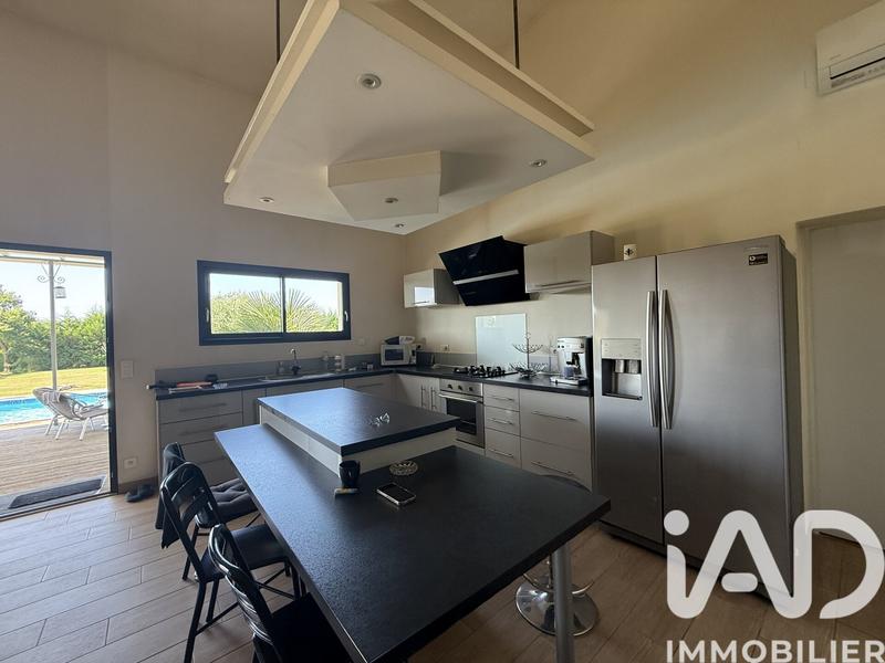 Maison - 2 017 m² - 5 pièces