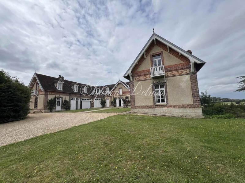 Château - 4 400 m² - 35 pièces