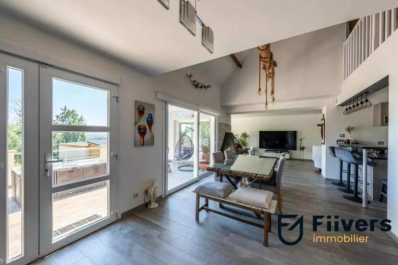 Maison - 239 m² - 8 pièces