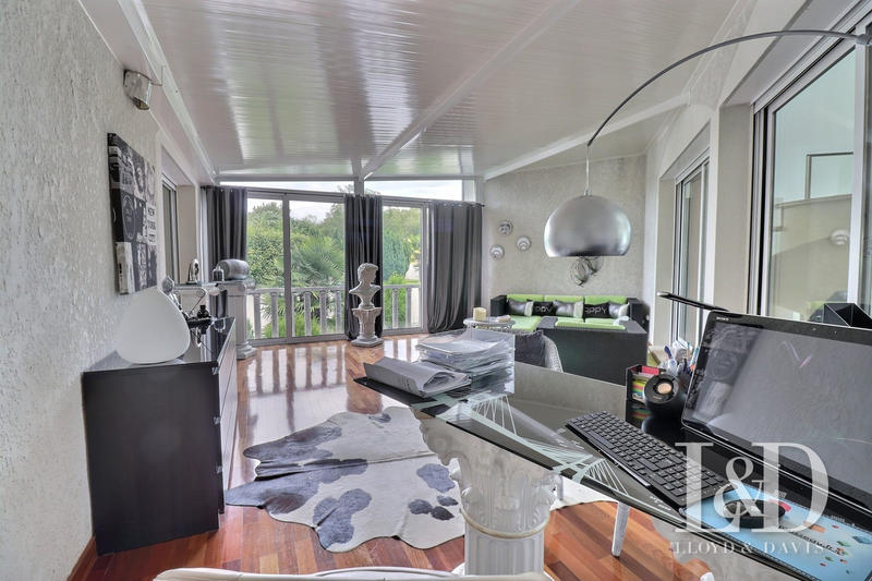 Maison contemporaine - 574 m² - 12 pièces