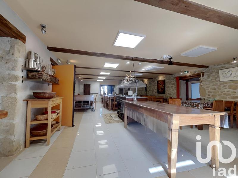 Maison - 1 828 m² - 50 pièces