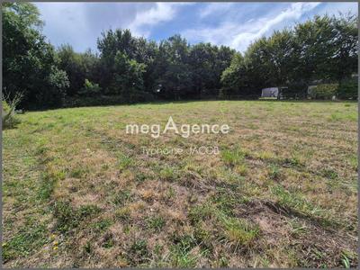 Terrain constructible - 1 045 m²