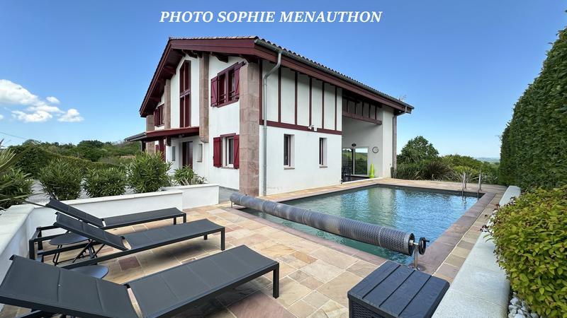 Maison - 220 m² - 7 pièces