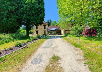 Propriété - 785 m² - 21 pièces