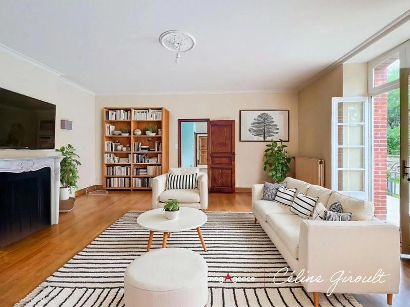 Maison - 270 m² - 11 pièces