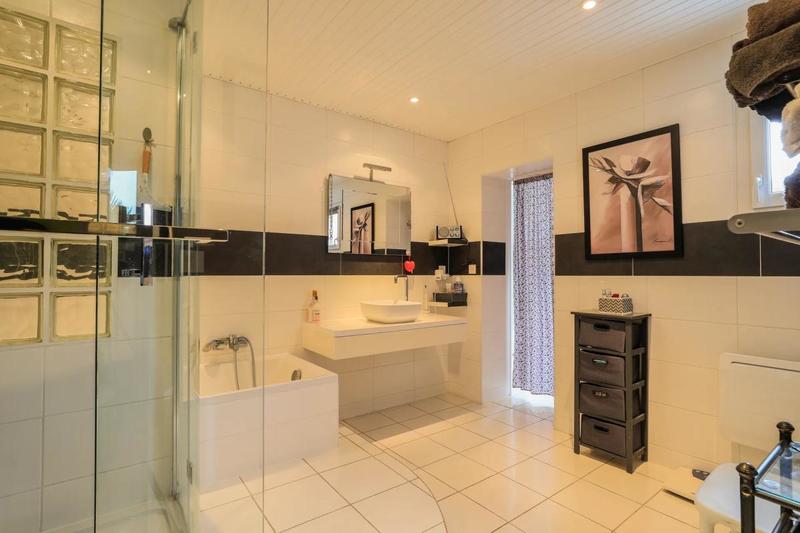 Maison - 238 m² - 7 pièces