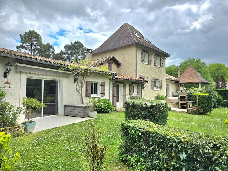 Maison - 220 m² - 8 pièces