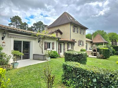 Maison - 220 m² - 8 pièces