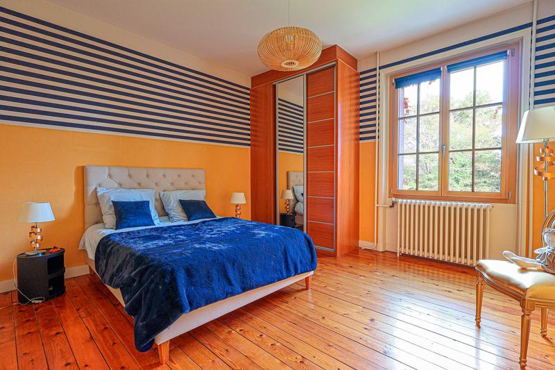 Maison - 360 m² - 12 pièces