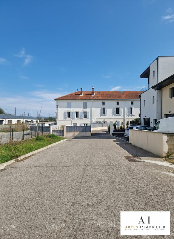 Parking / Garage - 305 m²