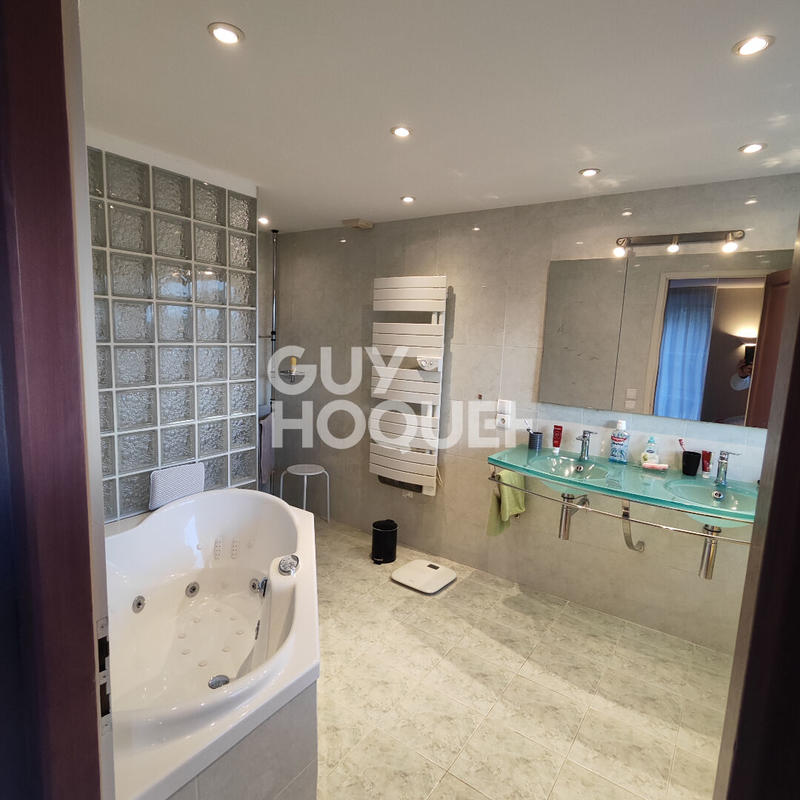 Maison - 232 m² - 11 pièces