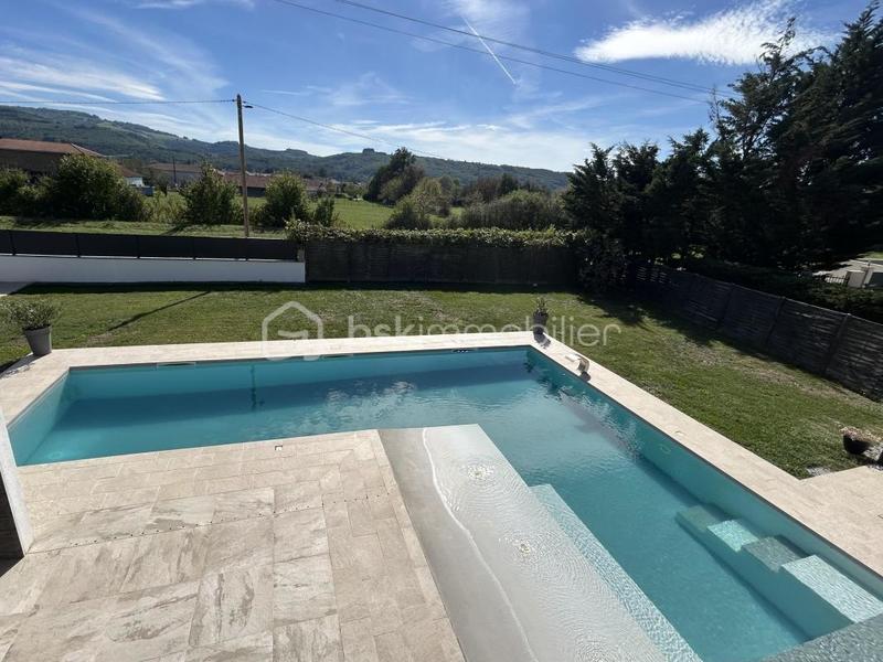 Maison - 217 m² - 8 pièces